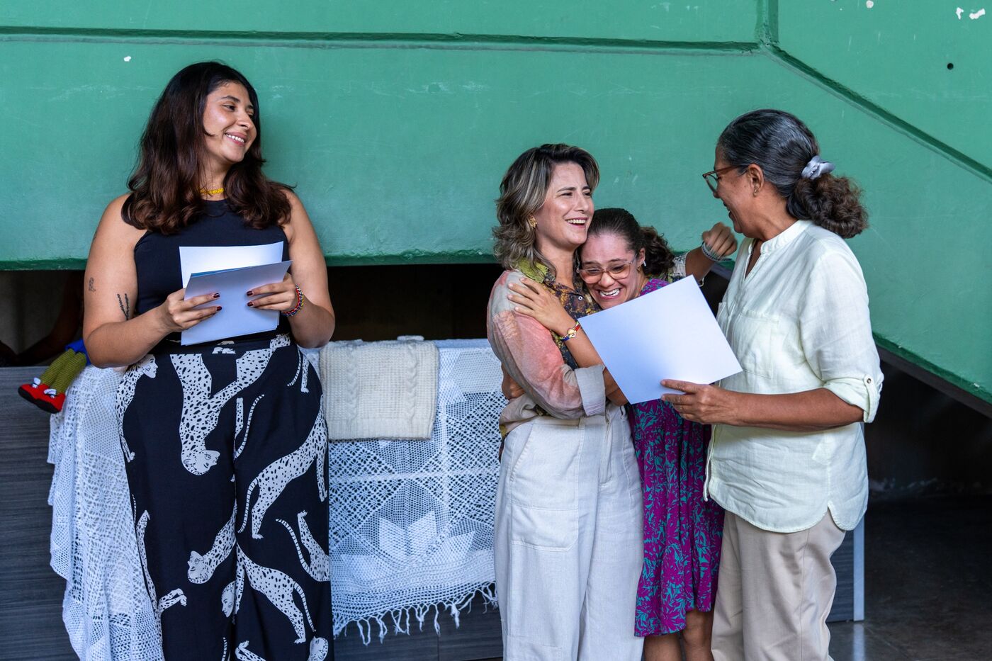 Participantes y equipo se abrazan en la entrega de certificados